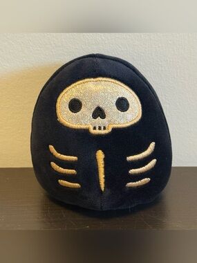 Squishmallows 4” Judith Capsule